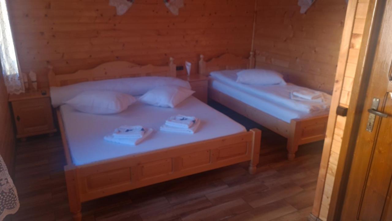 Cabanutele Din Lemn Villa Chiscau Exteriör bild